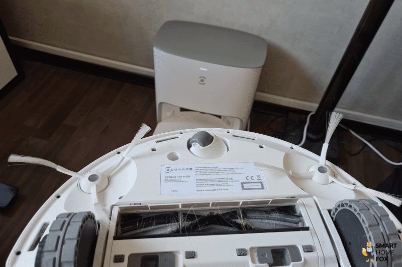 Die zwei langen Seitenbürste des ECOVACS DEEBOT T10 sind zu sehen.